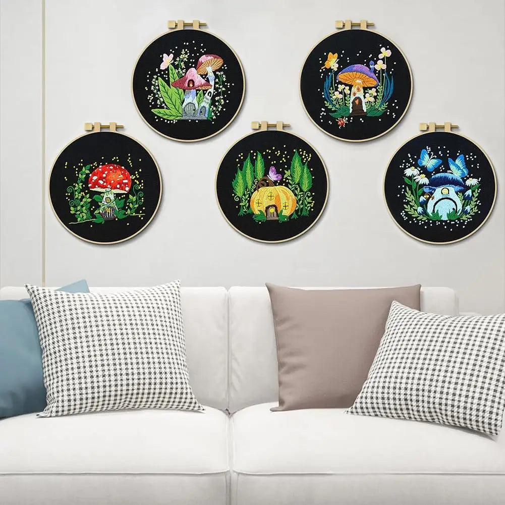 Decoration murale originale avec une collection de cinq cercles a broder champignons accroches en arc de cercle au-dessus d'un salon.