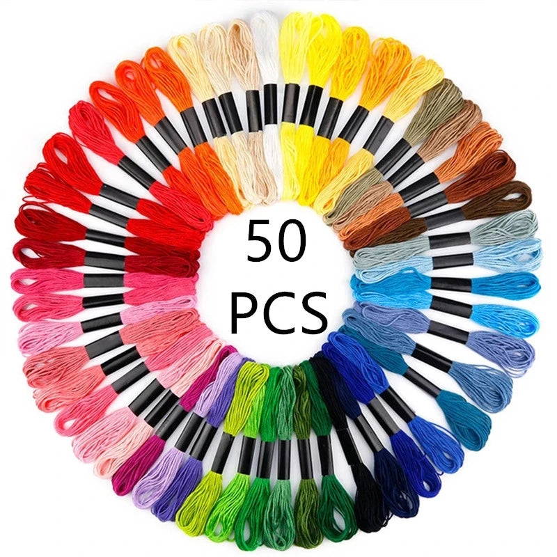Nuancier complet de cinquante écheveaux de fils à broder multicolores disposés en cercle