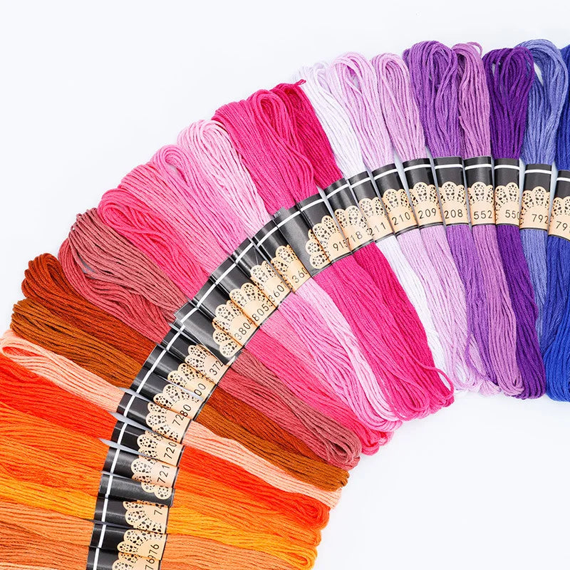 Assortiment de fils à broder de couleurs vives étalés en arc de cercle
