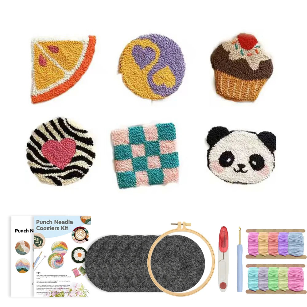 Kit complet punch needle pour dessous de verre avec motifs de fruits, gâteau, damier et tête de panda rigolote.