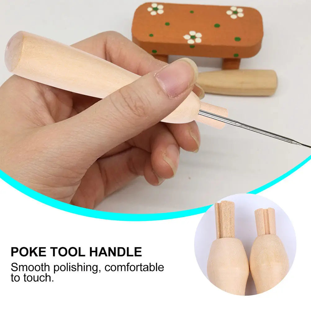 Artisan utilisant un outil de feutrage en bois pour piquer et sculpter une peluche en laine