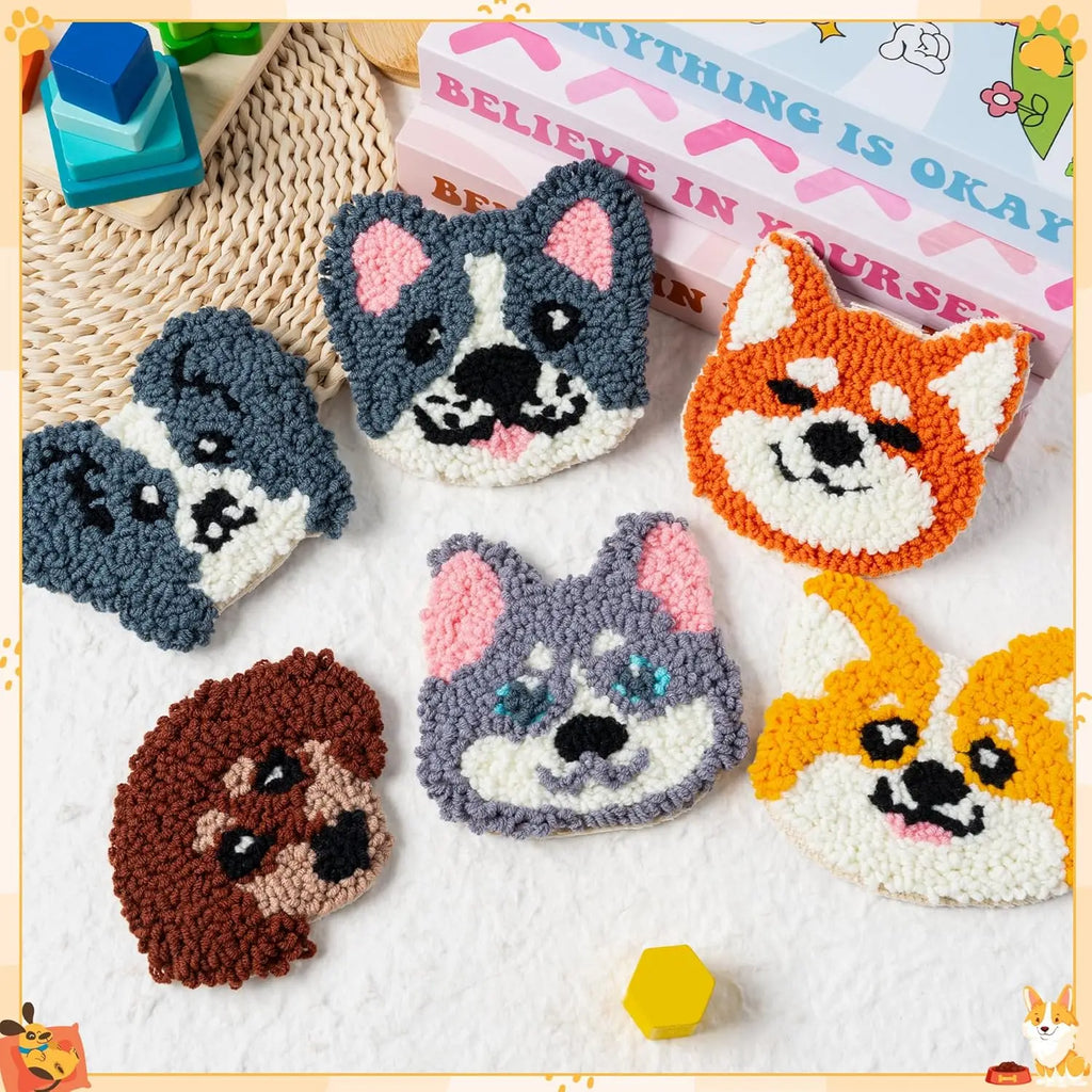 Collection de six sous-verres terminés en punch needle représentant des têtes de chiens de races différentes comme un Shiba ou un Bouledogue.