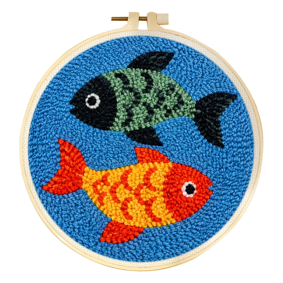 Tambour décoratif en punch needle mettant en scène deux poissons stylisés orange et bleu-vert nageant dans l'océan.