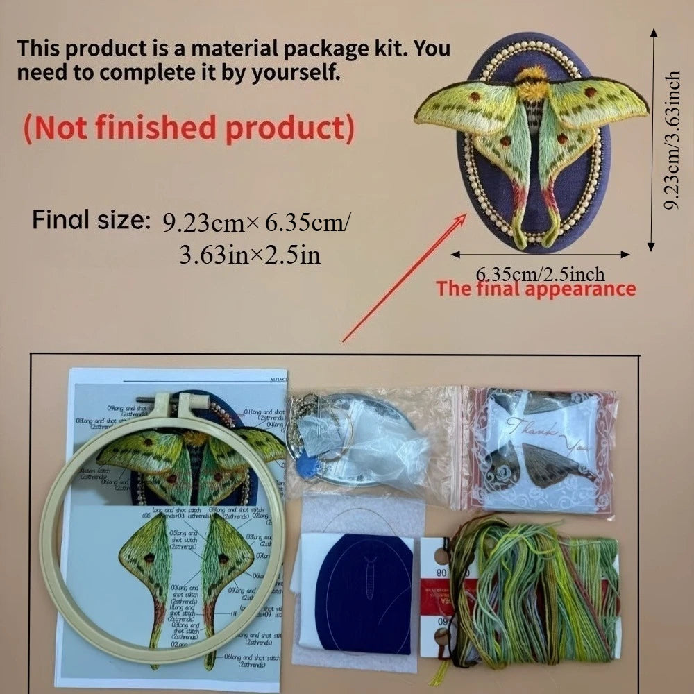 Présentation du pack de matériel complet pour kit de broderie comprenant les fils colorés, le tambour en plastique et le tissu imprimé.