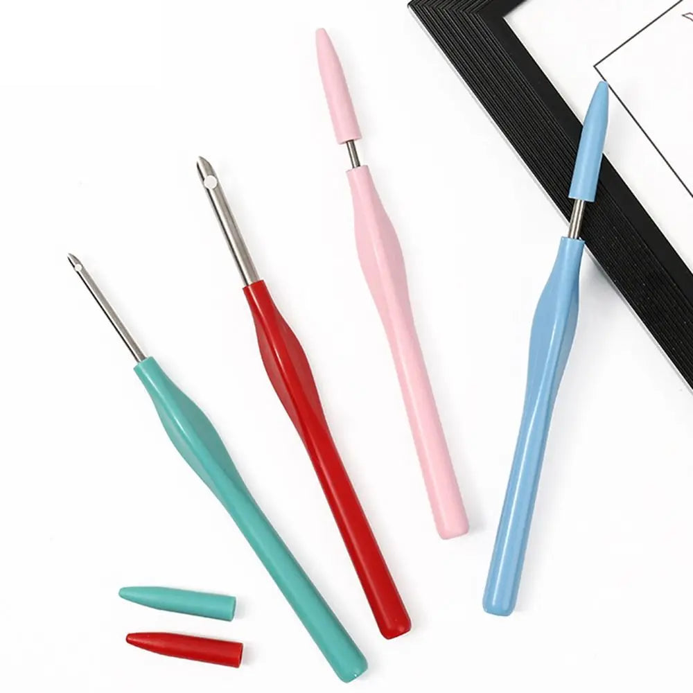 Quatre aiguilles punch needle ergonomiques de couleurs rose rouge bleu et vert avec capuchons de protection