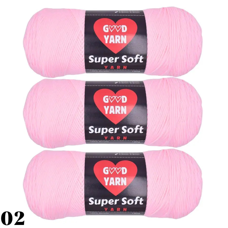 Trois pelotes de laine couleur rose poudré délicat pour projets de naissance au crochet