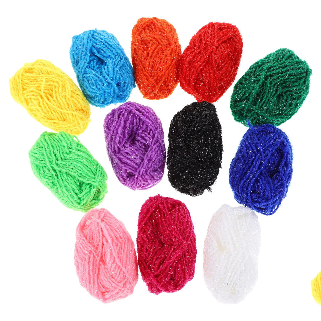 Nuancier de douze mini pelotes de laine de couleurs différentes étalées sur fond blanc