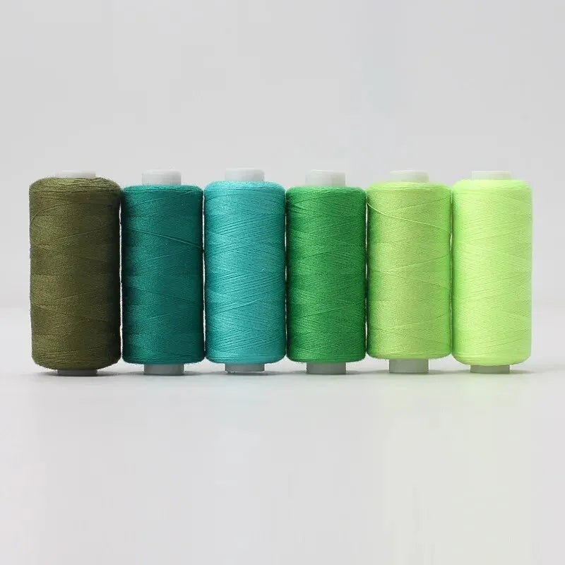 Pack de six bobines de fil à coudre allant du vert olive foncé au vert pomme clair