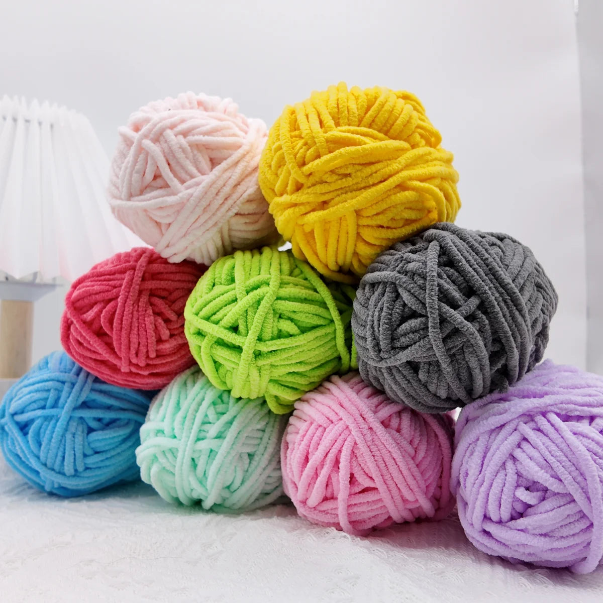 Grande pile de pelotes de laine de velours multicolores pour tricot et amigurumi