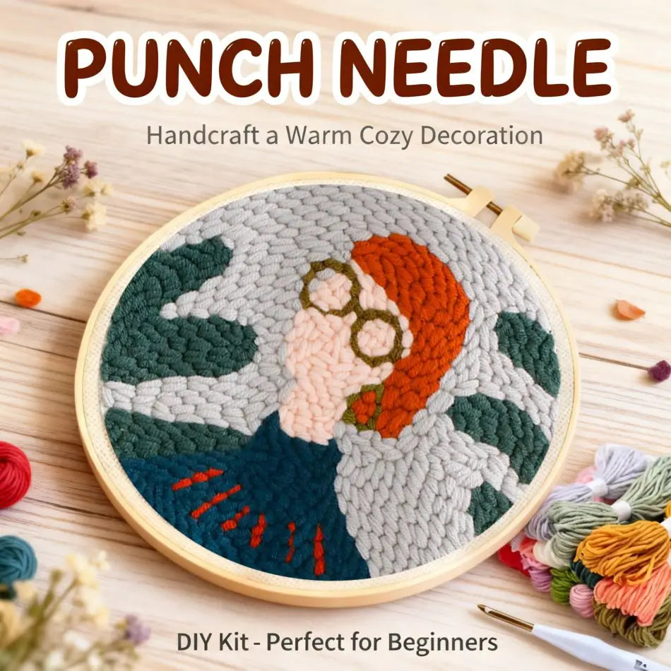  Kit complet de broderie punch needle pour débutant avec un tambour en bois illustrant le portrait d'une femme rousse à lunettes sur fond texturé gris et vert.