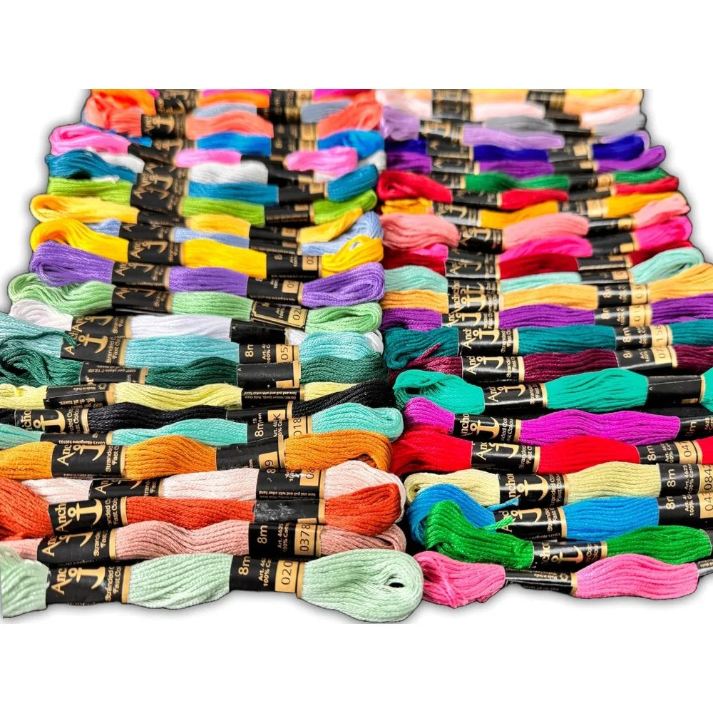 Grand assortiment d'écheveaux de fils à broder multicolores alignés pour la couture et le point de croix