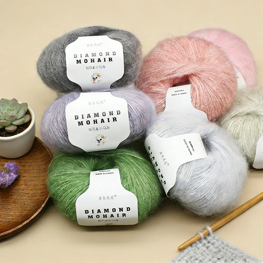 Pile de pelotes de laine Diamond Mohair multicolores avec aiguilles à tricoter en bois