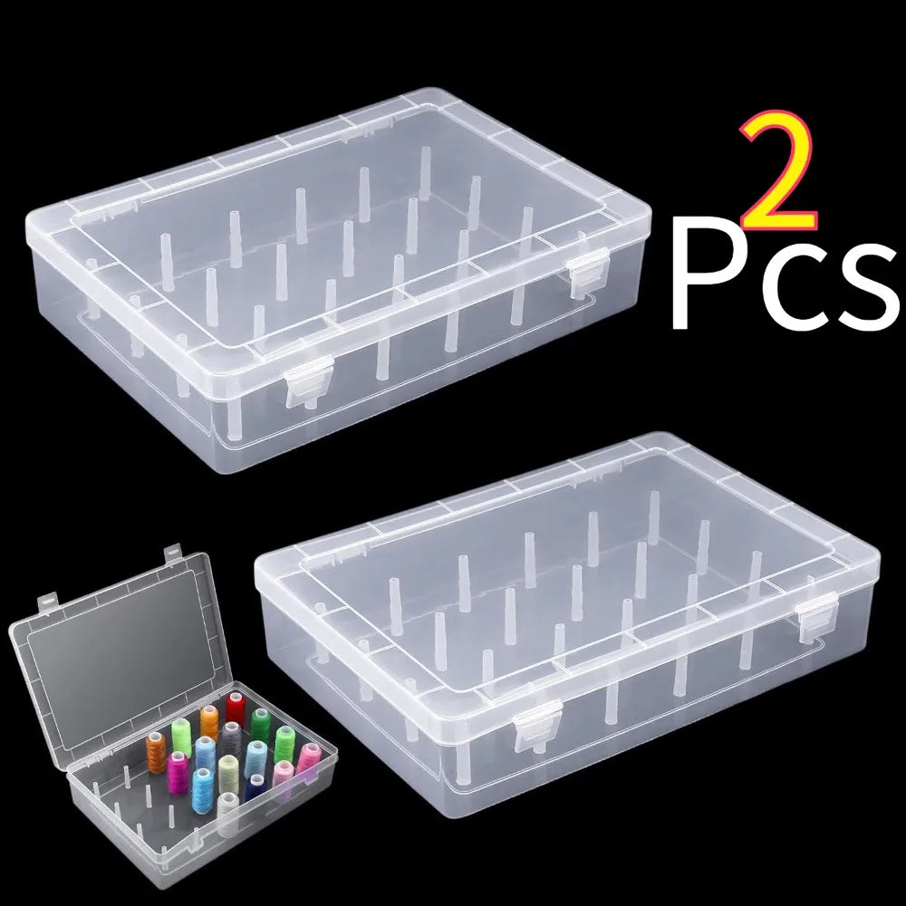 Lot de deux boites de rangement transparentes en plastique avec broches internes pour organiser les bobines de fil a coudre.