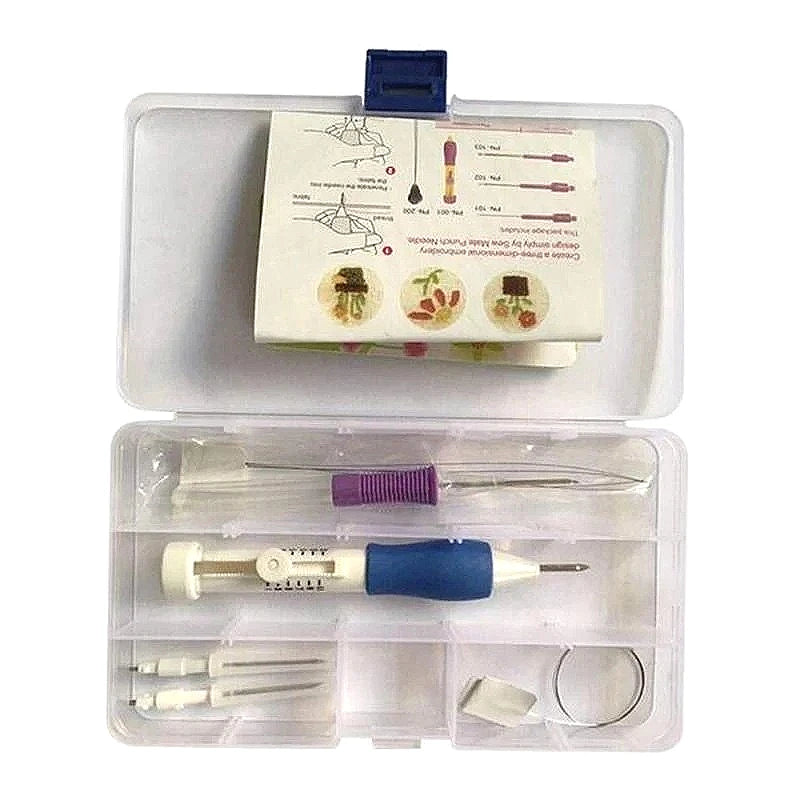 Coffret de rangement compact ouvert contenant le set complet d'outils de couture, l'aiguille réglable et les notices d'initiation.