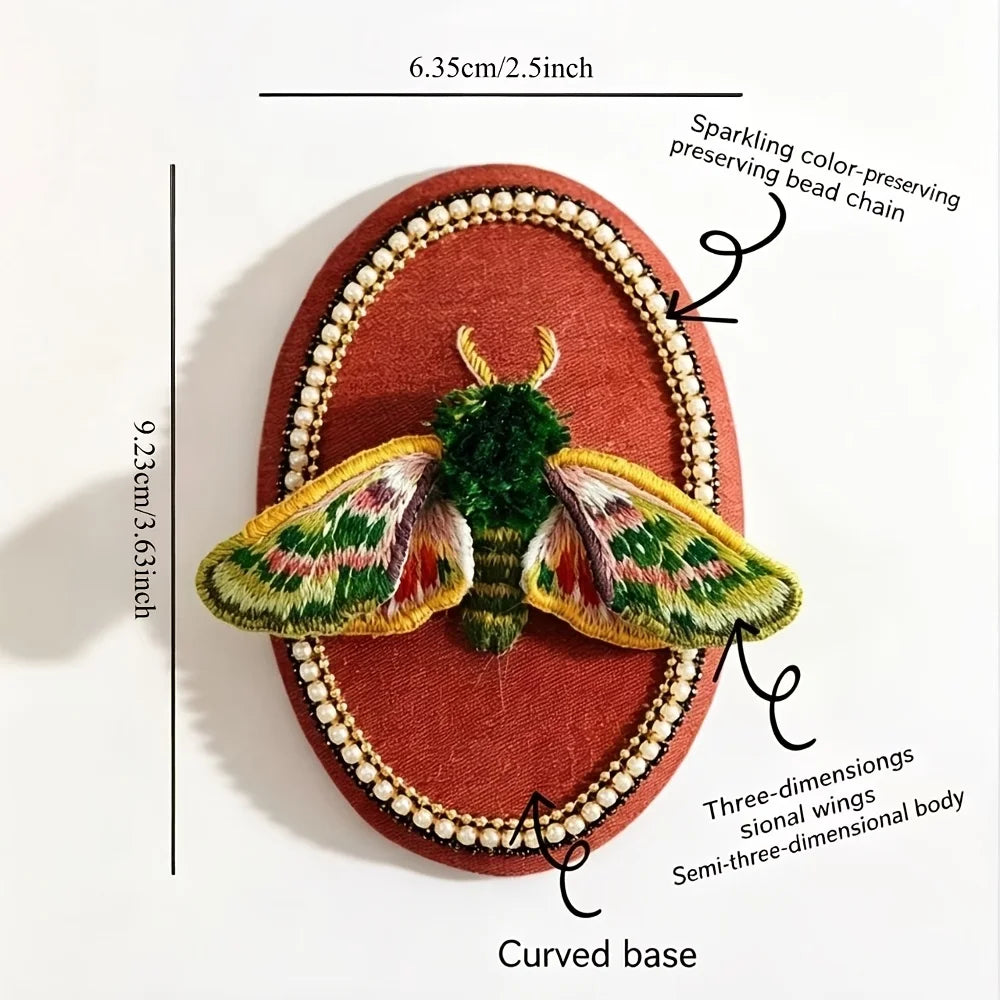  Schéma explicatif montrant les dimensions et la structure technique d'un papillon de nuit vert brodé en relief 3D sur un support en velours rouge.