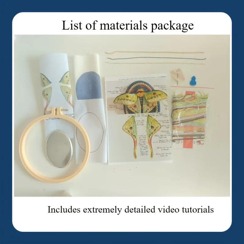 Liste illustrée des fournitures de couture incluses avec le cercle à broder, les aiguilles, les fils moulinés et les instructions.