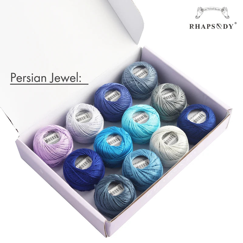  Boîte d'assortiment de fils de coton perlé Persian Jewel contenant des nuances de bleu, blanc et violet.