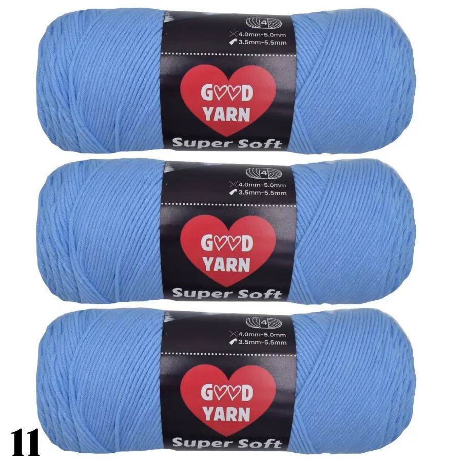 Trois pelotes de laine bleu ciel pastel idéales pour la confection de tricots enfant