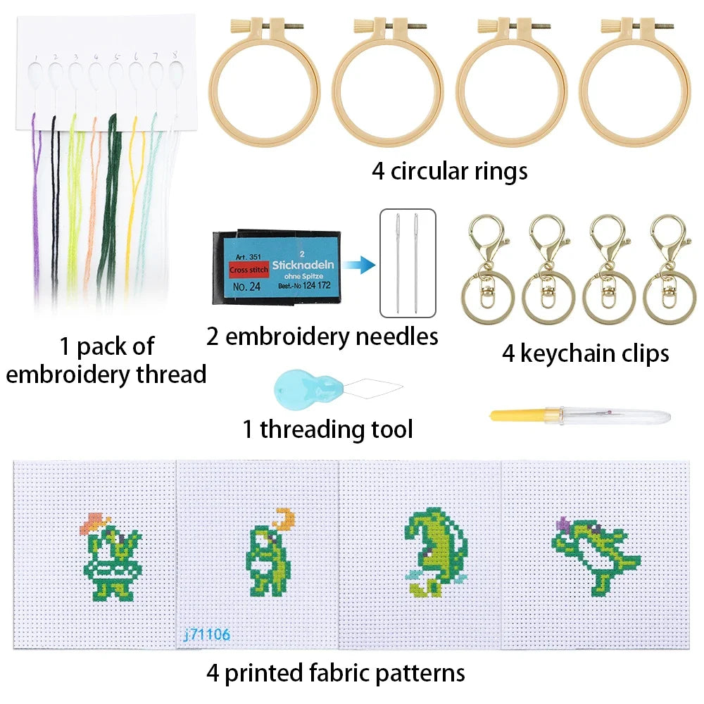 Apercu des accessoires inclus avec quatre mini cercles a broder en bois aiguilles enfile-aiguille mousquetons chaines et fils de coton colore.
