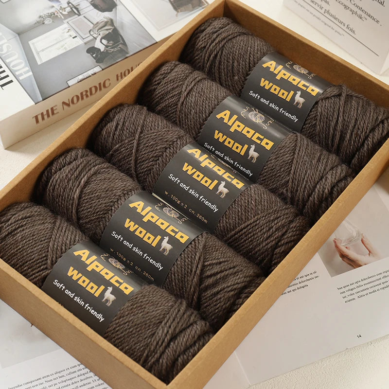 Boîte cadeau avec cinq pelotes de laine alpaga douces couleur marron chocolat