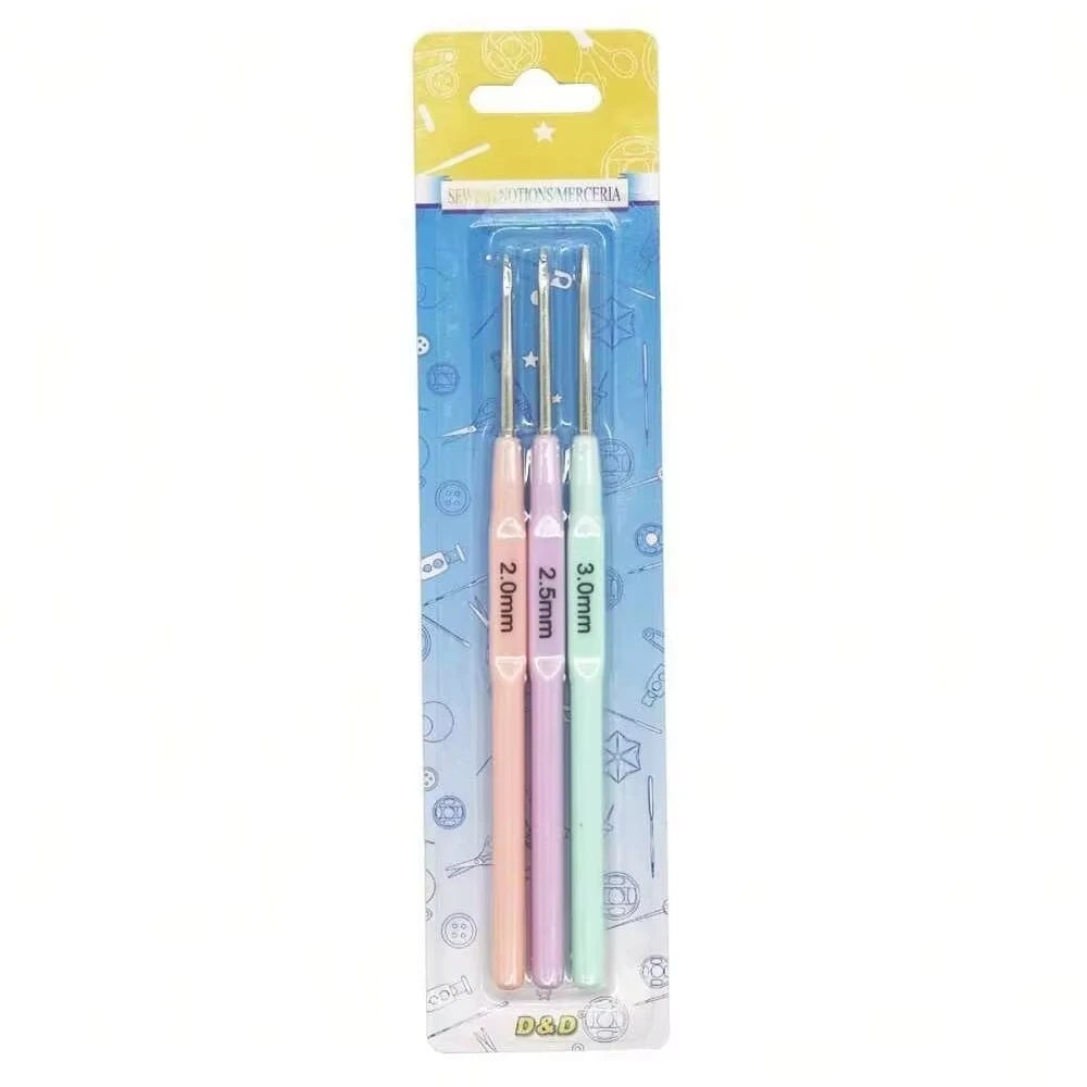 Set de trois crochets de couture de tailles différentes sous emballage plastique transparent