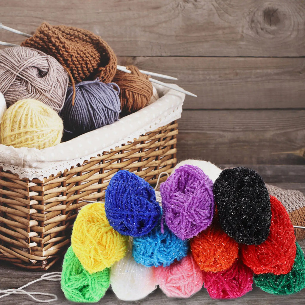 Assortiment de petites pelotes de fils colorés empilées sur une table en bois avec un panier