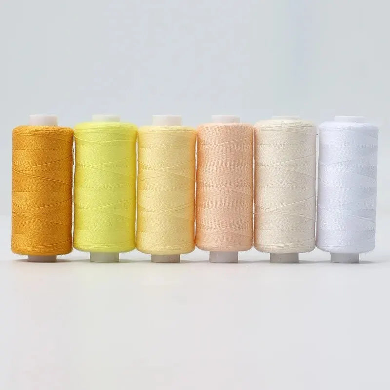 Lot de six bobines de fil à coudre de couleurs douces pastel ocre jaune beige et blanc