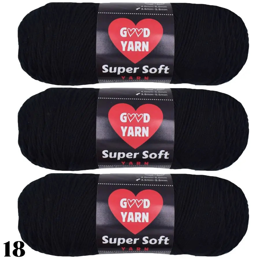 Trois pelotes de laine noir intense de la marque Good Yarn pour finitions de tricot