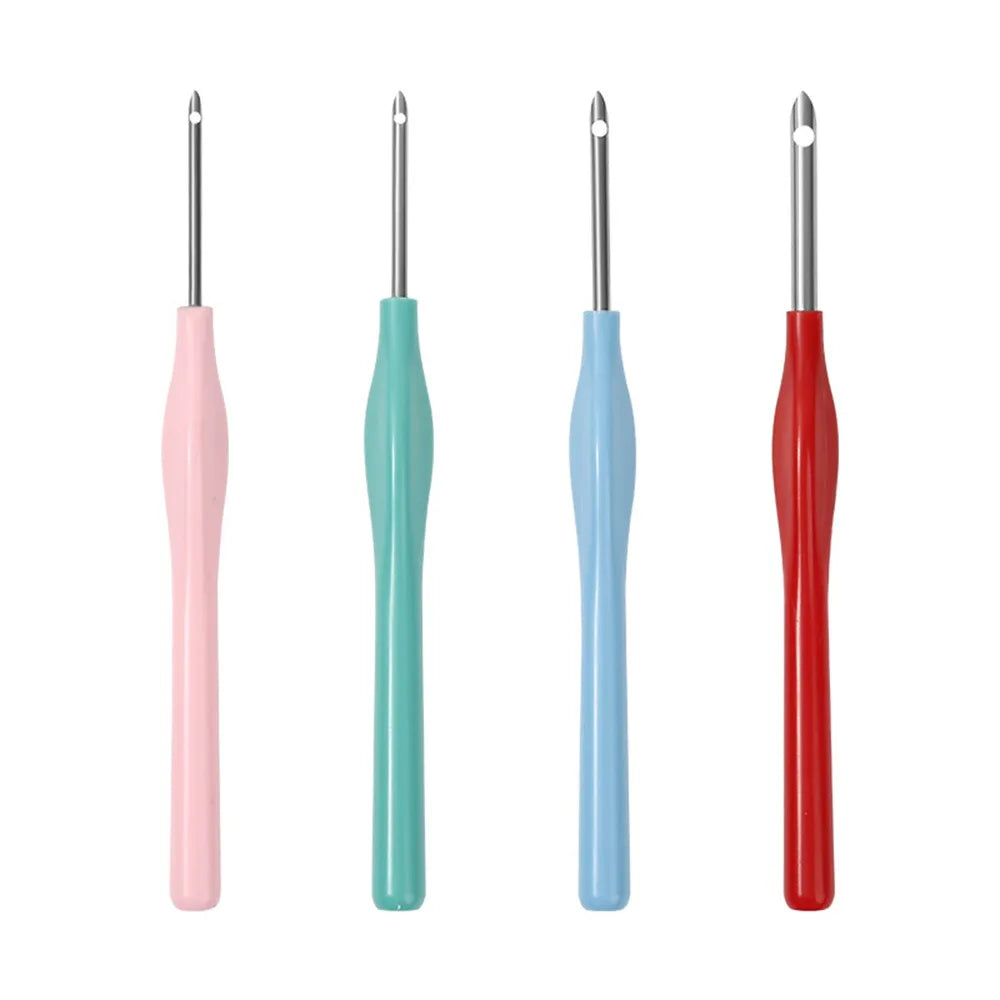 Set de quatre aiguilles à punch needle colorées alignées sur fond blanc
