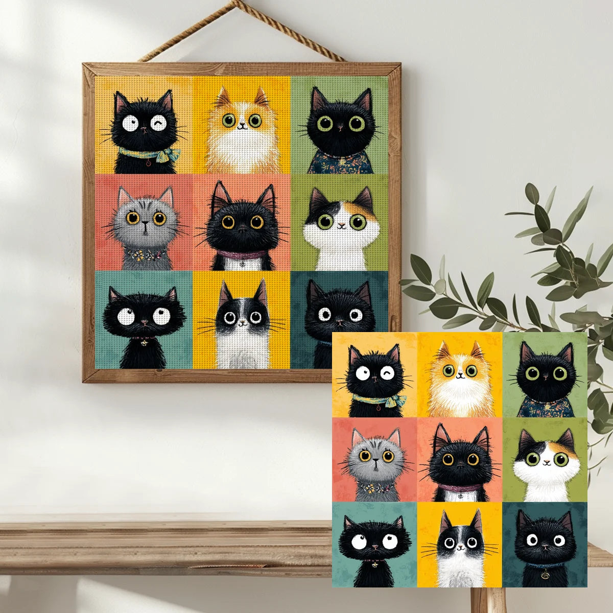 Decoration murale salon avec une grande toile de point de croix illustrant une collection de chats suspendue au-dessus d'un banc blanc.