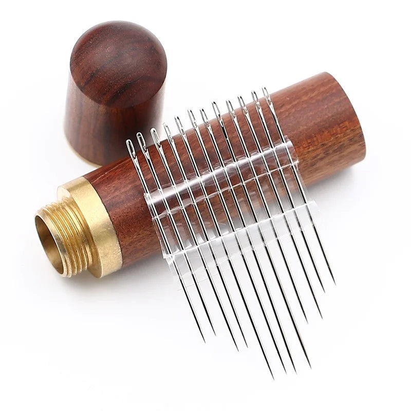 Tube de rangement pour aiguilles en bois marron ouvert avec aiguilles de couture alignées