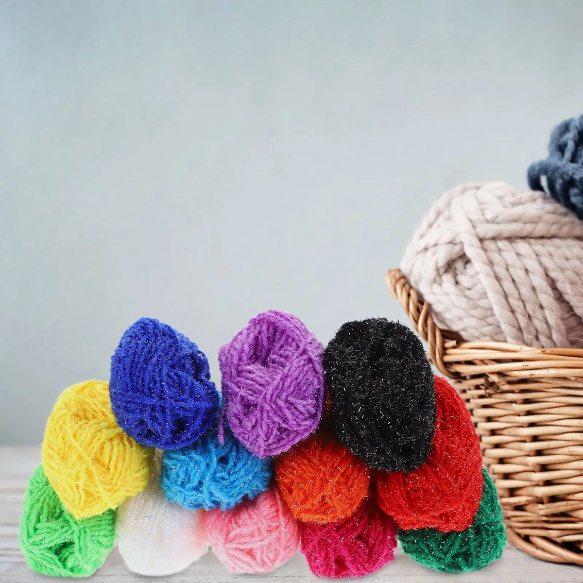 Sélection de mini pelotes de laine multicolores pour débuter le crochet et le tricotage