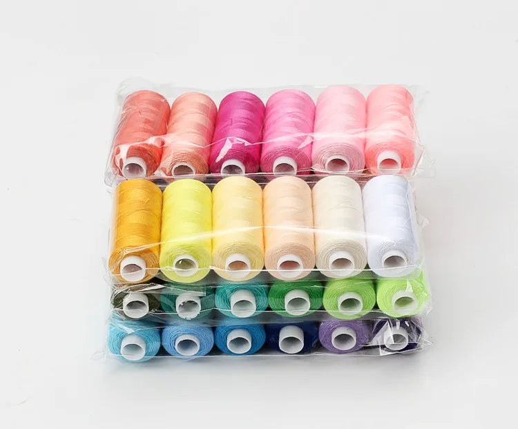 Lots de bobines de fil de couture colorées emballées sous plastique de protection transparent