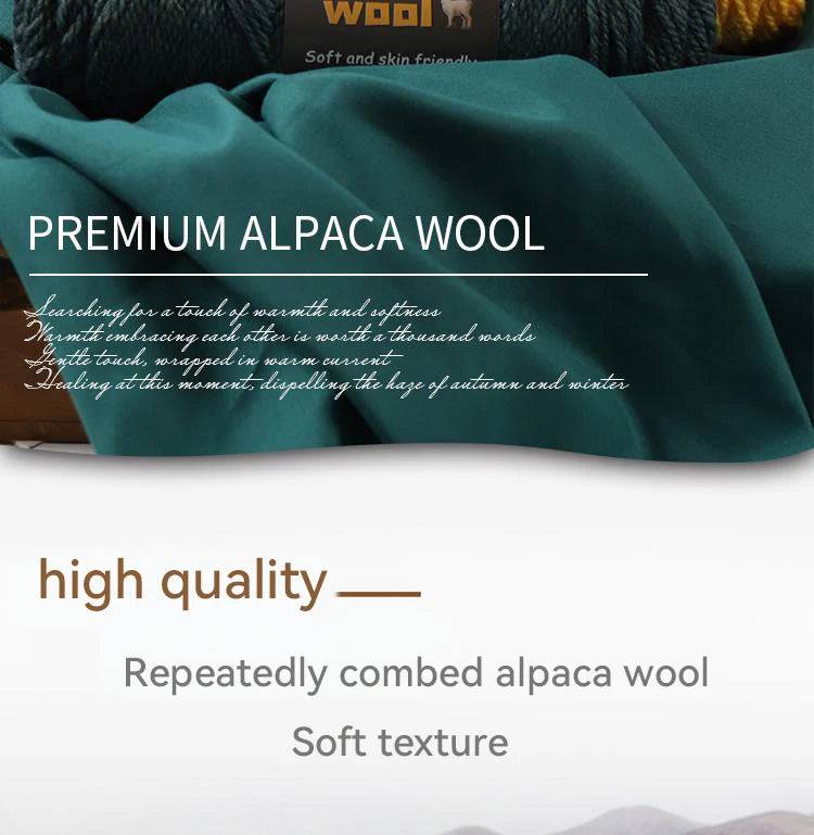 Gros plan sur la texture d'un tissu fluide vert émeraude en laine d'alpaga de haute qualité