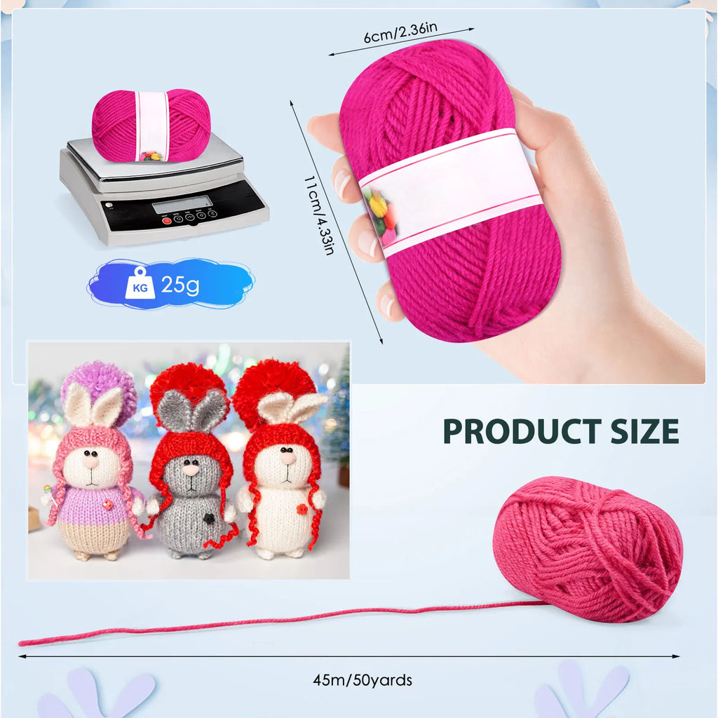 Main tenant une pelote de laine rose avec dimensions du produit et exemples de peluches en tricot