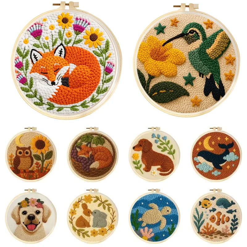 Mosaïque de tambours à broder présentant divers modèles finis en punch needle d'animaux mignons comme un renard, un colibri, un chien et une tortue marine.
