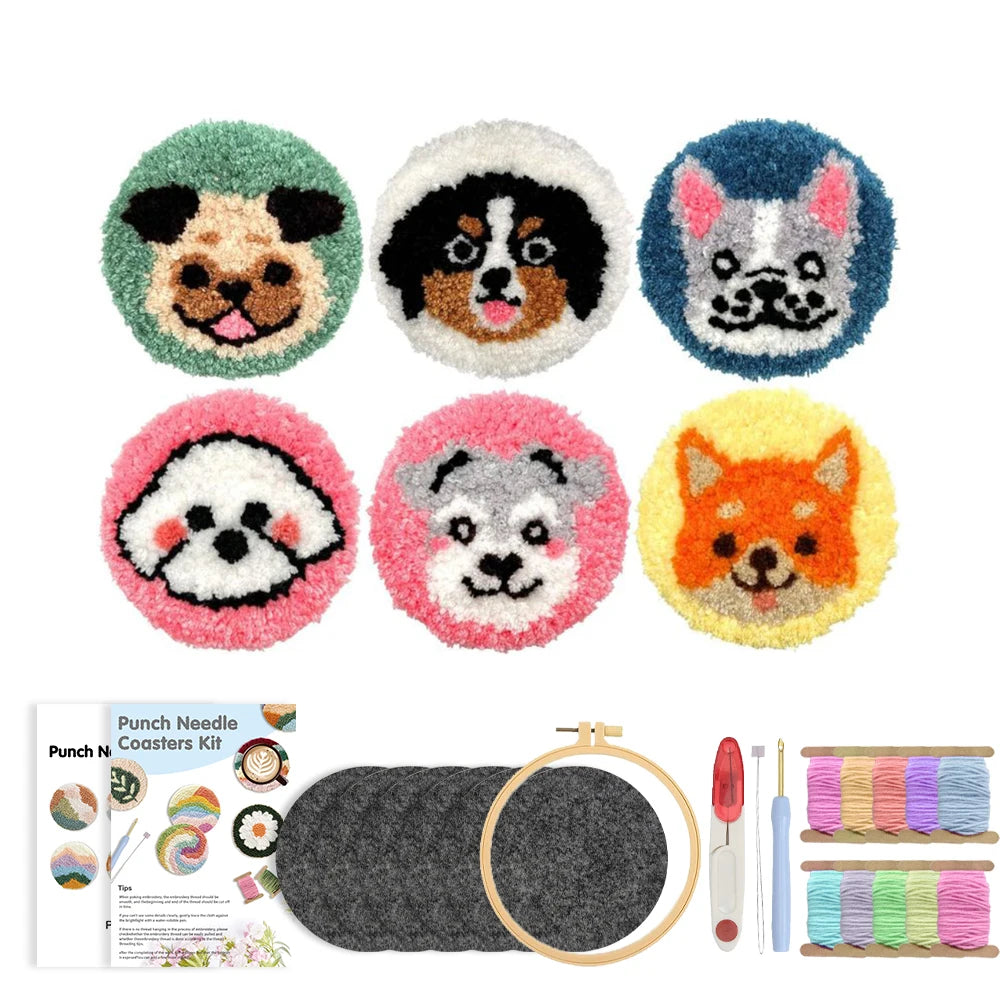 Kit complet de punch needle pour débutant comprenant six sous-verres ronds brodés aux motifs de têtes de chiens colorés, un tambour en bois, des toiles de broderie grises, des aiguilles magiques et des fils multicolores.