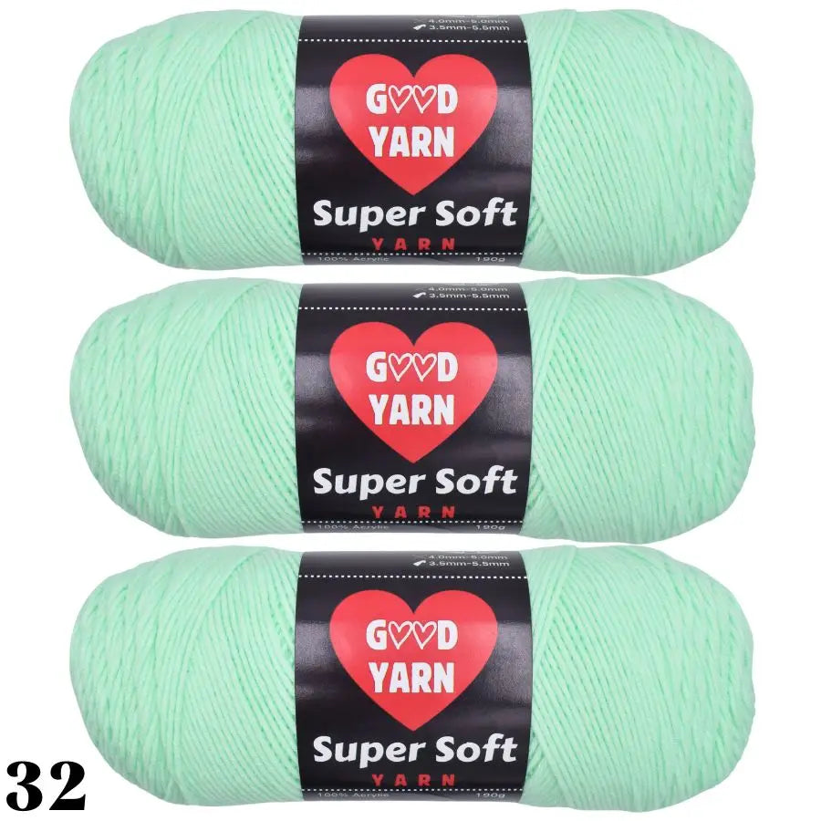 Trois pelotes de laine couleur vert menthe à l'eau pastel pour tricot débutant