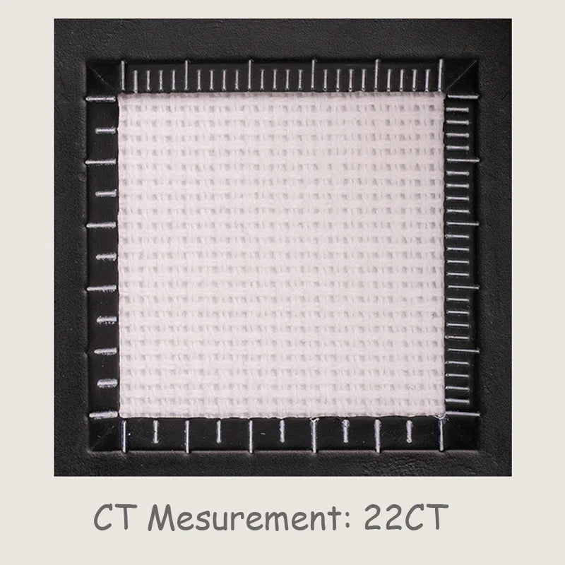  Démonstration de mesure du nombre de fils pour une toile de broderie Evenweave de densité 22 CT fixée sur un cadre noir.