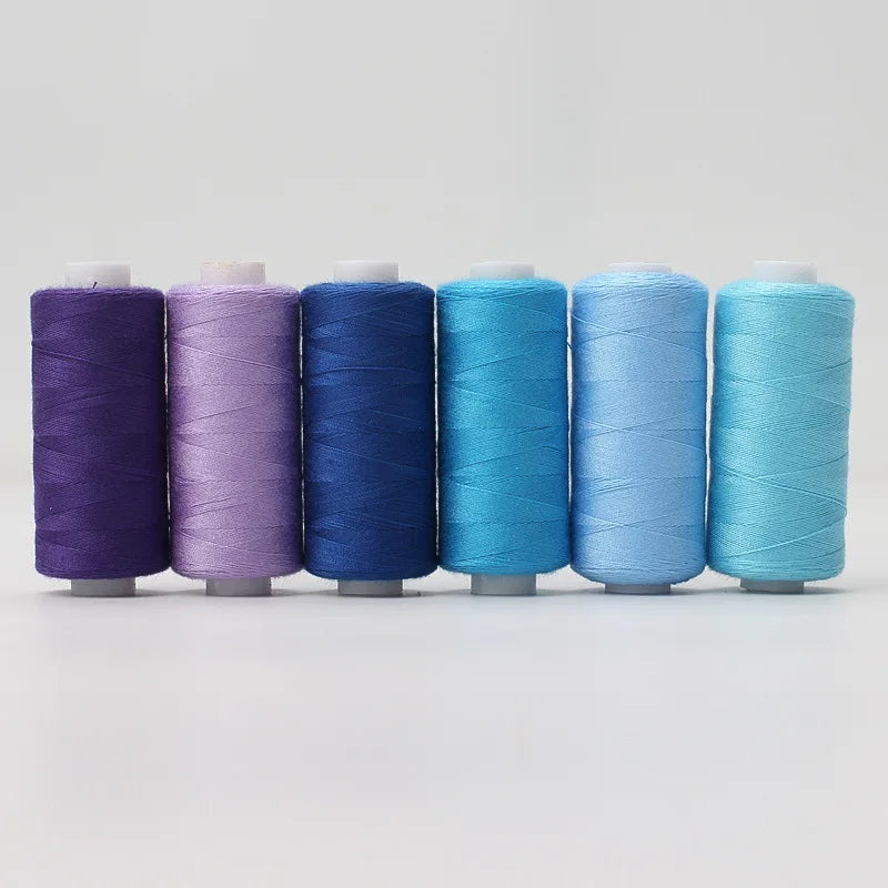 Lot de six bobines de fil à coudre dégradées dans les tons de bleu et violet