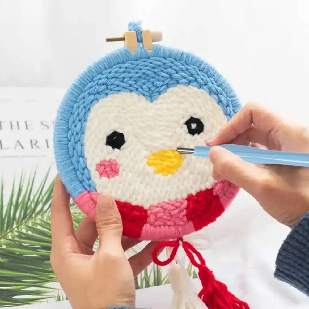Création finale d'un pingouin en punch needle encadré dans un mini tambour de broderie rond
