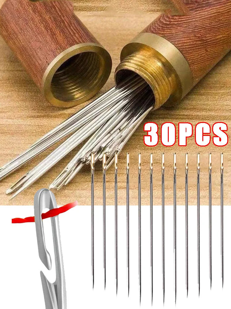 Mains sortant un lot de 30 aiguilles de couture à grand chas d'un étui cylindrique en bois