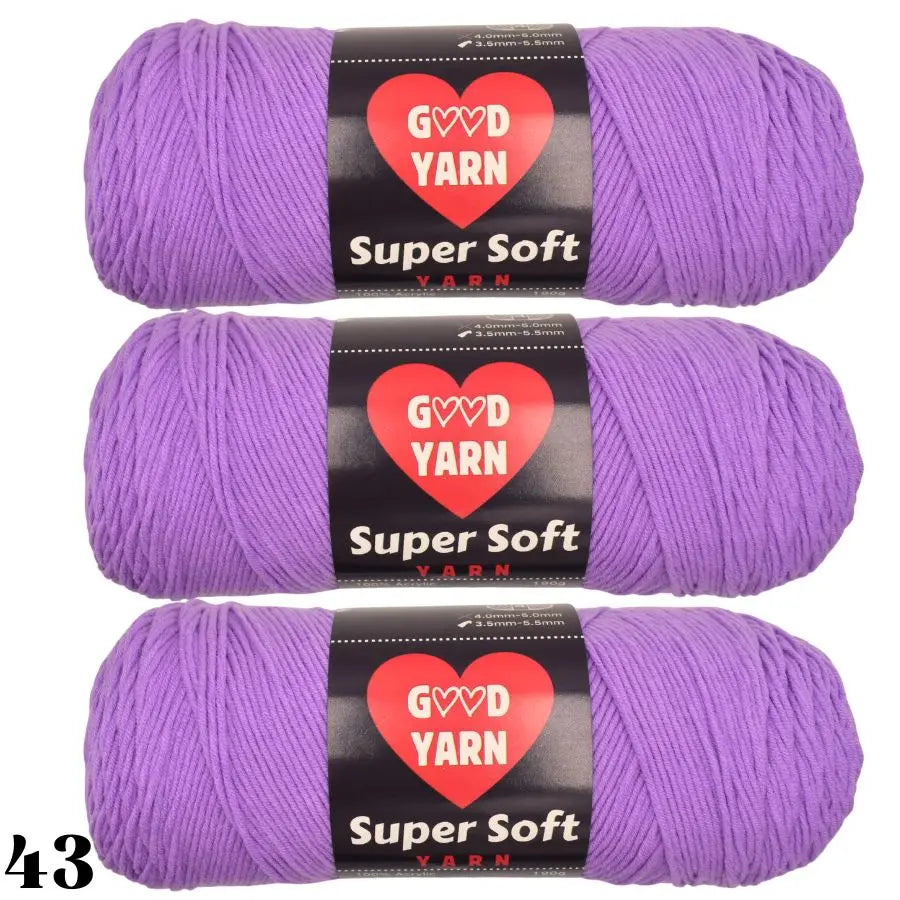 Trois pelotes de laine couleur lilas mauve pastel de la gamme Super Soft