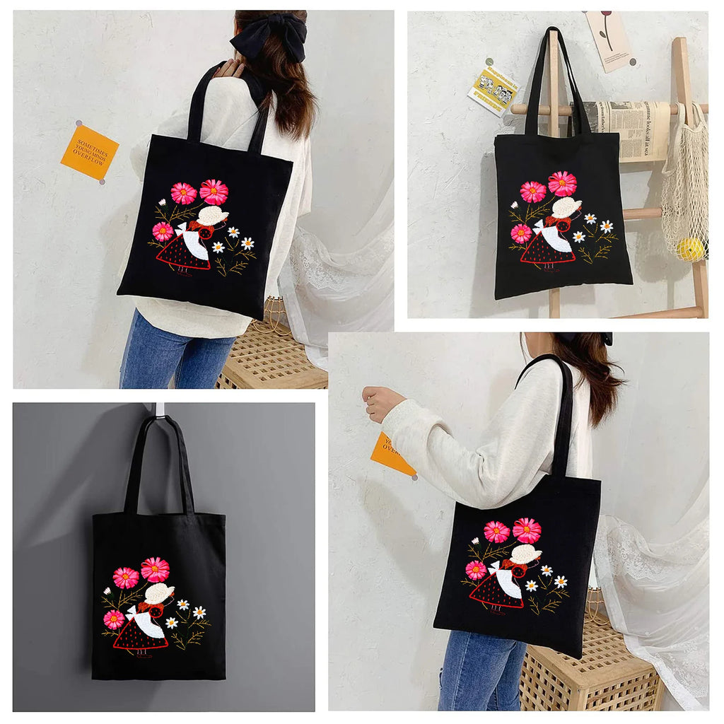 Présentation des variantes de sacs en toile noire avec le motif de silhouette féminine fleurie porté en intérieur et en extérieur.