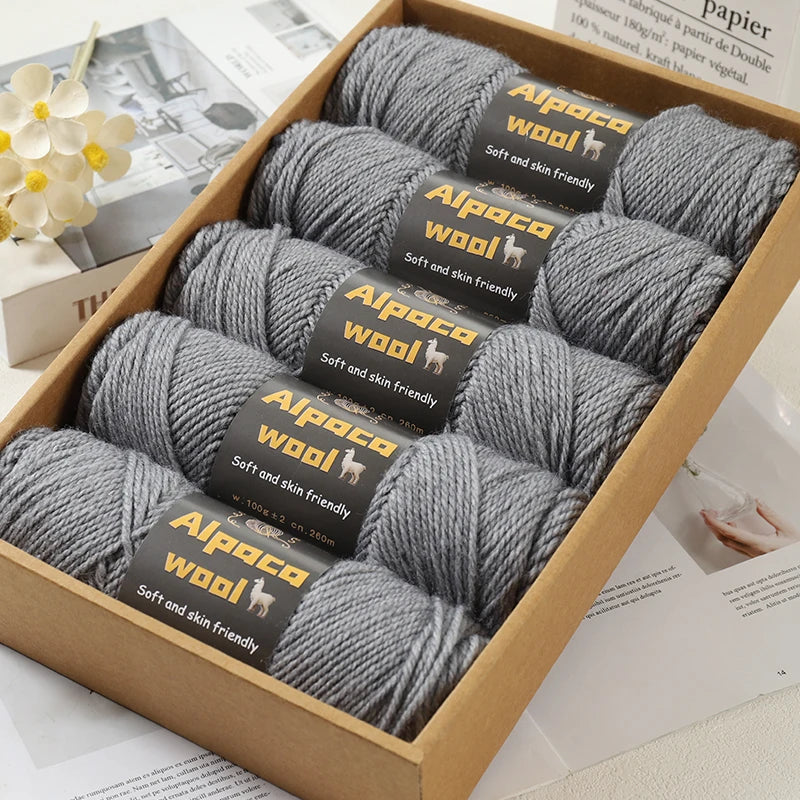 Coffret de cinq pelotes de fil à tricoter en laine d'alpaga couleur gris chiné