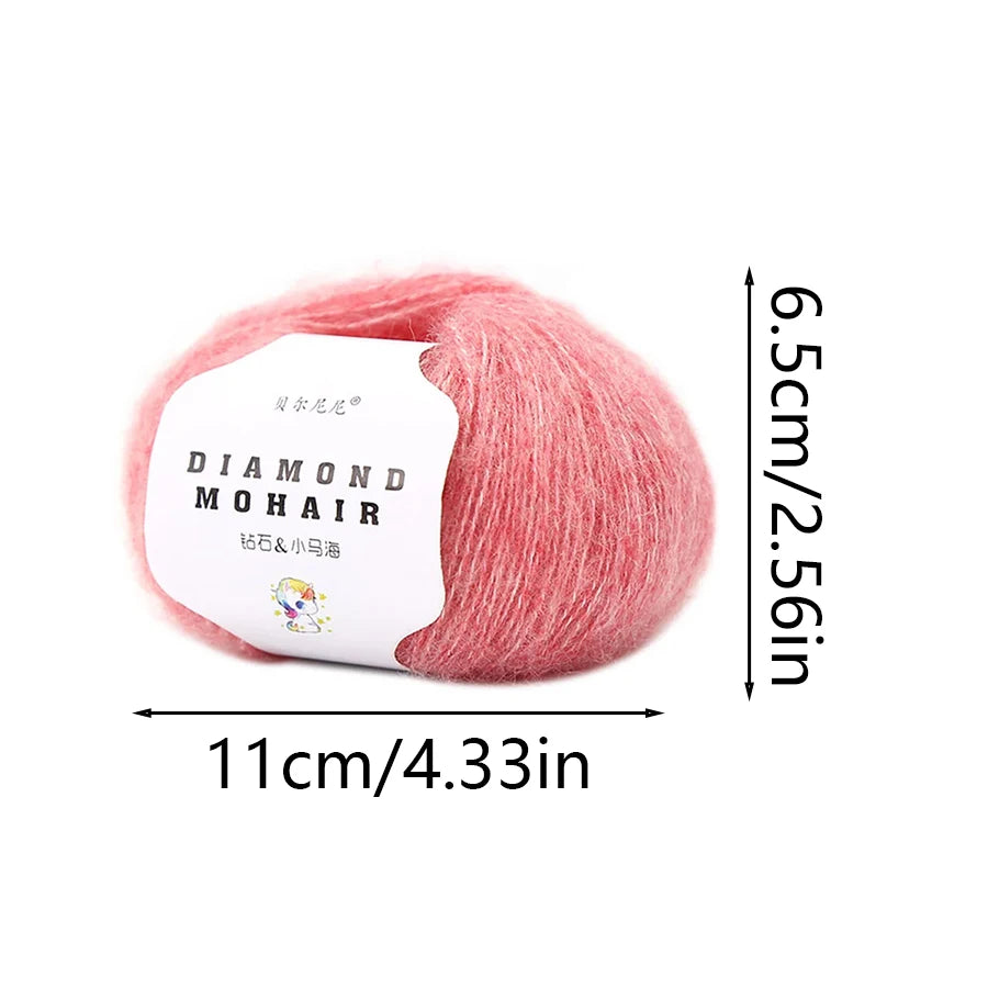 Dimensions d'une pelote de laine mohair indiquant une largeur de 11 cm et une hauteur de 6.5 cm