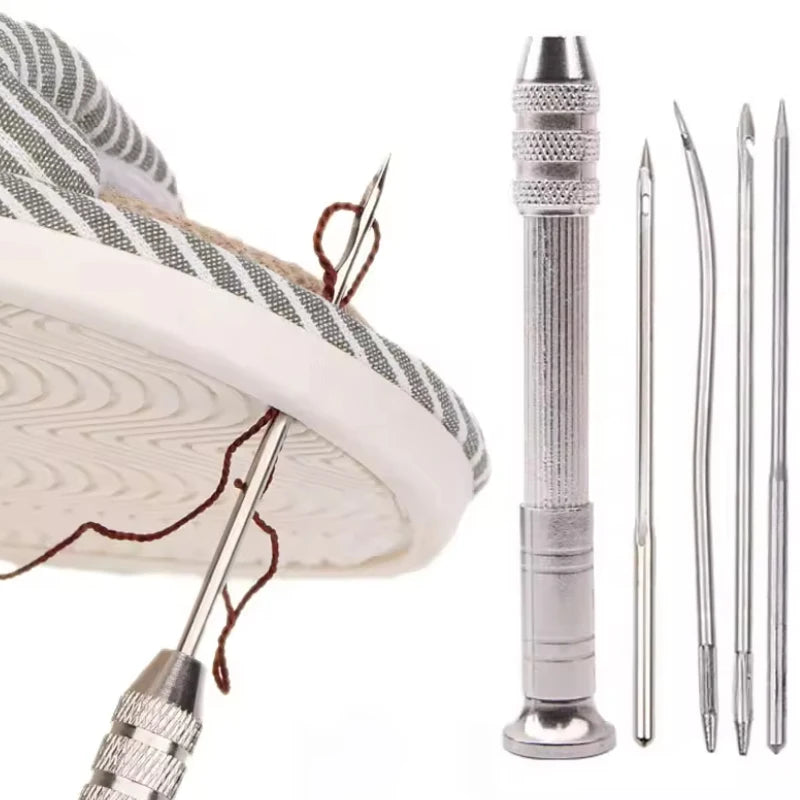 Utilisation d'un poinçon de couture en métal argenté pour percer et coudre une semelle de chaussure avec un fil marron épais.