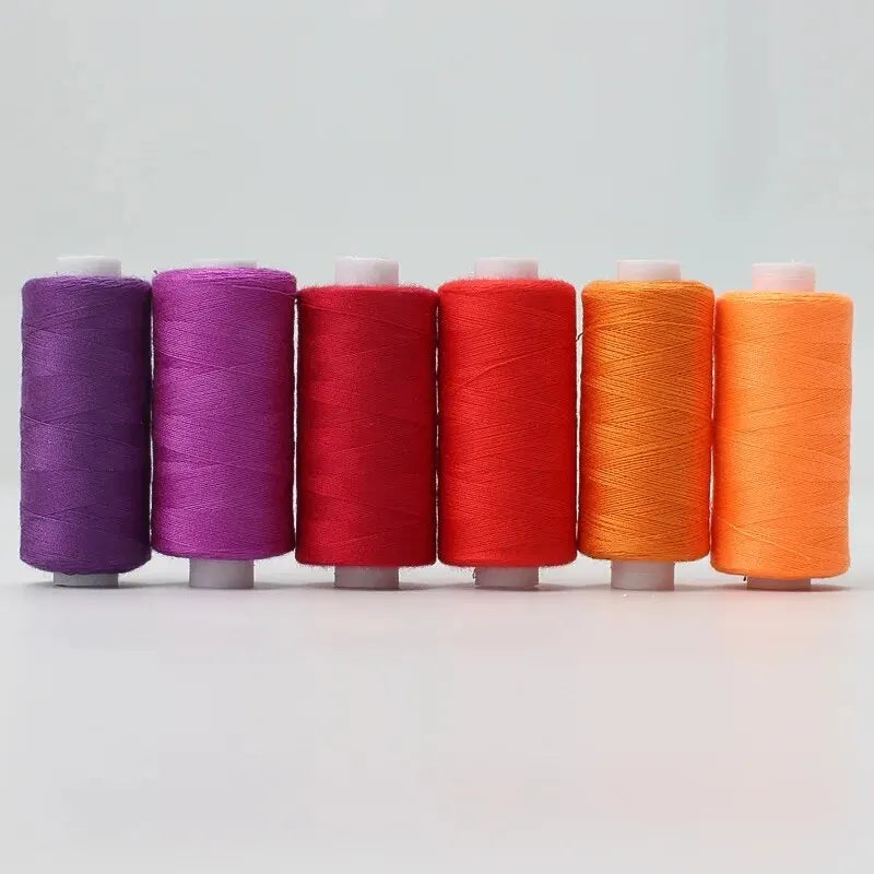 Lot de six bobines de fil à coudre de couleurs vives rouge orange jaune et violet