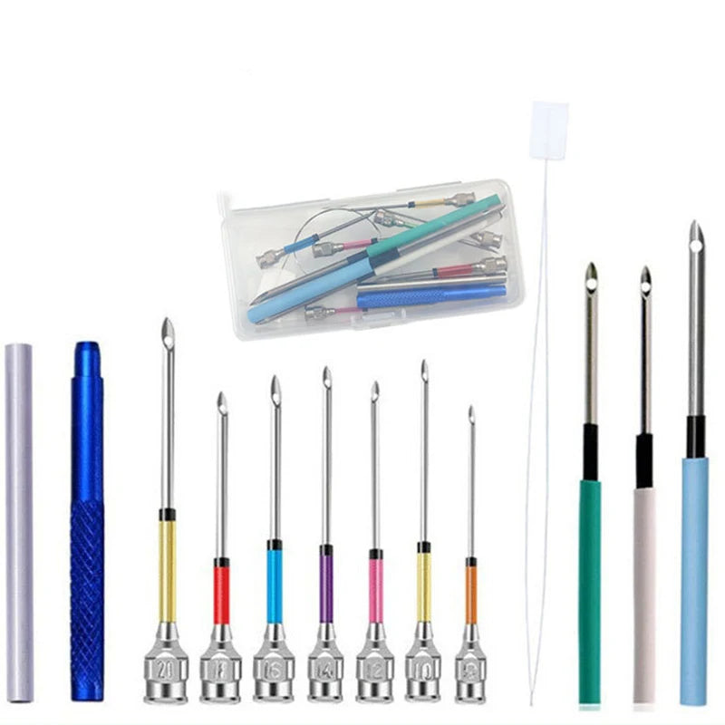 Lot d'outils de broderie comprenant des crochets de mercerie colorés, un stylo de marquage bleu et des pointes d'aiguilles interchangeables.
