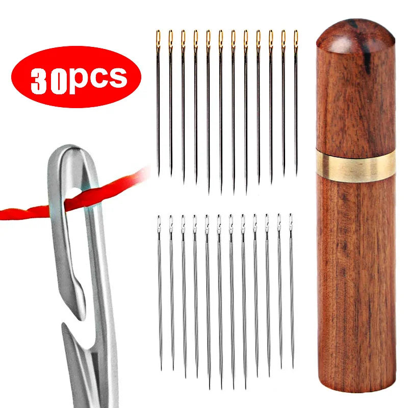 Étui à aiguilles cylindrique en bois foncé avec lot de 30 aiguilles à coudre et zoom sur le chas ouvert
